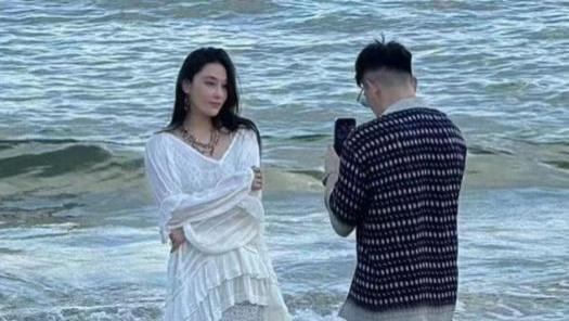 张馨予接妈妈来广州，与何捷爱巢很简朴，还挂着女儿DIY的小灯笼