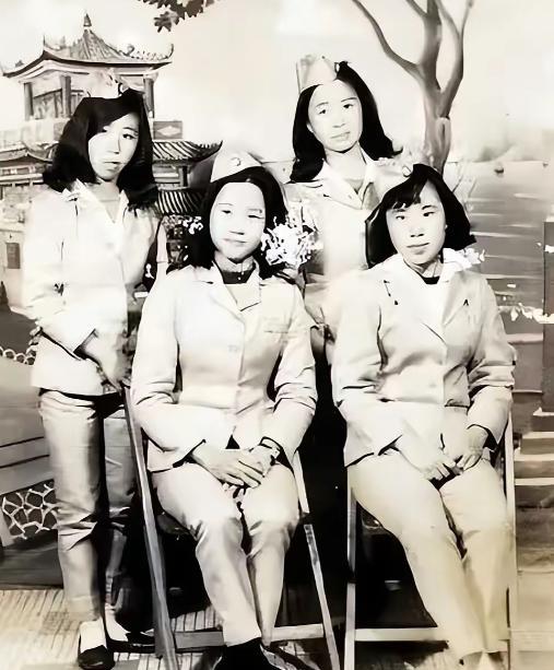 1950年，解放军在福建剿匪时，在山林中遇到了4个女学生，战士们好心为她们指路，