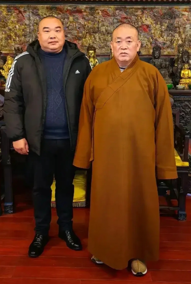 释永信的弟弟刘应彪在释永信没有出事前，让哥哥写了大量的字画放在他那里卖，这些字画