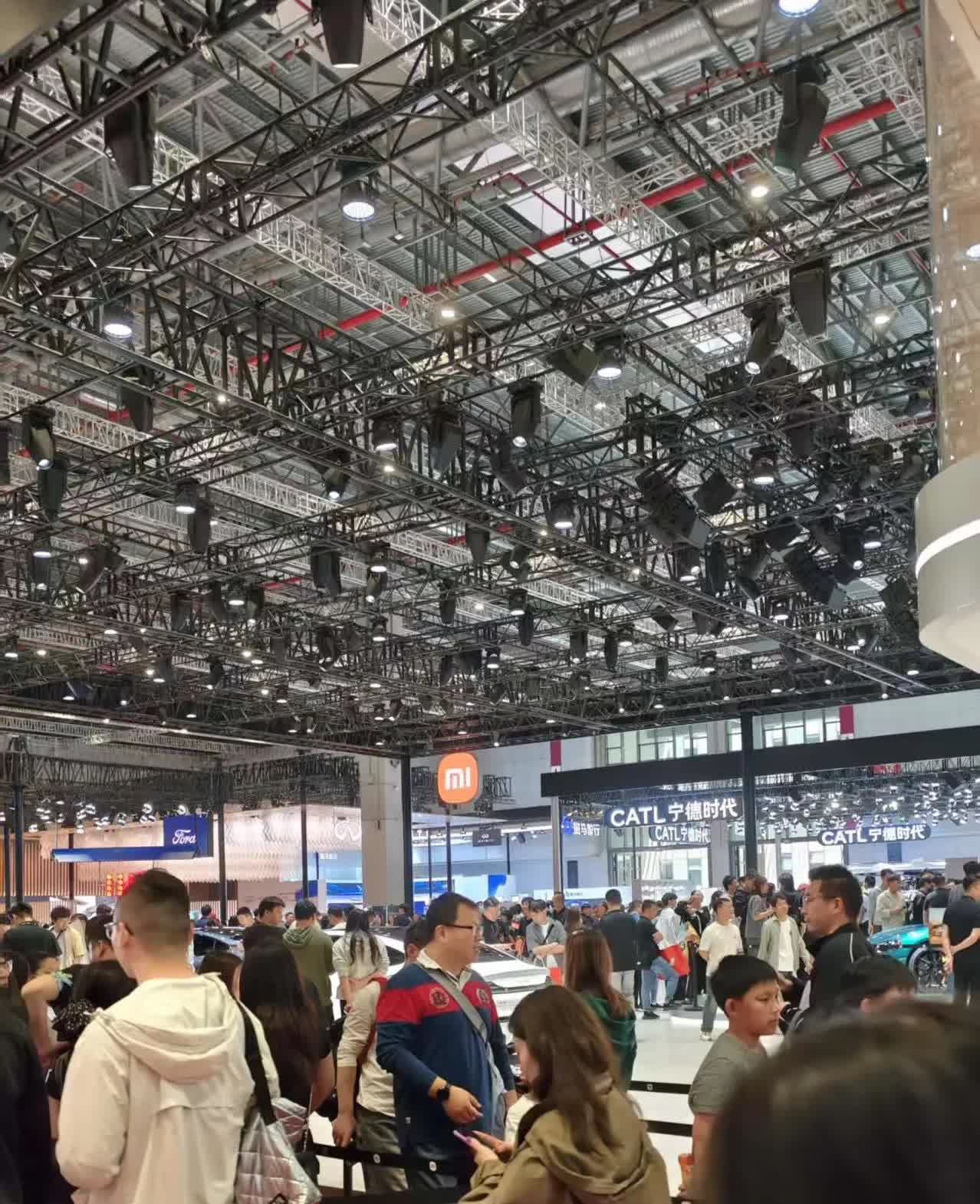 去了一下上海车展，唯二需要排队进展馆的两个汽车，一个是保时捷，还有一个是小米，当