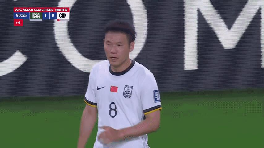 李源一为何遭伊万的弃用？
近两场比赛李源一表现明显失色，对阵沙特替补登场27分钟