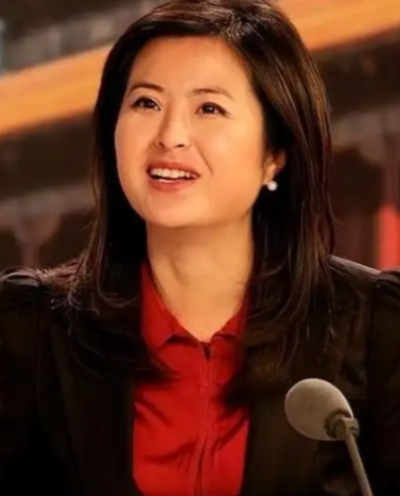 2015年，42岁的央视主持人张泉灵辞去了工作，趁丈夫不留意，带着存款前往上海，