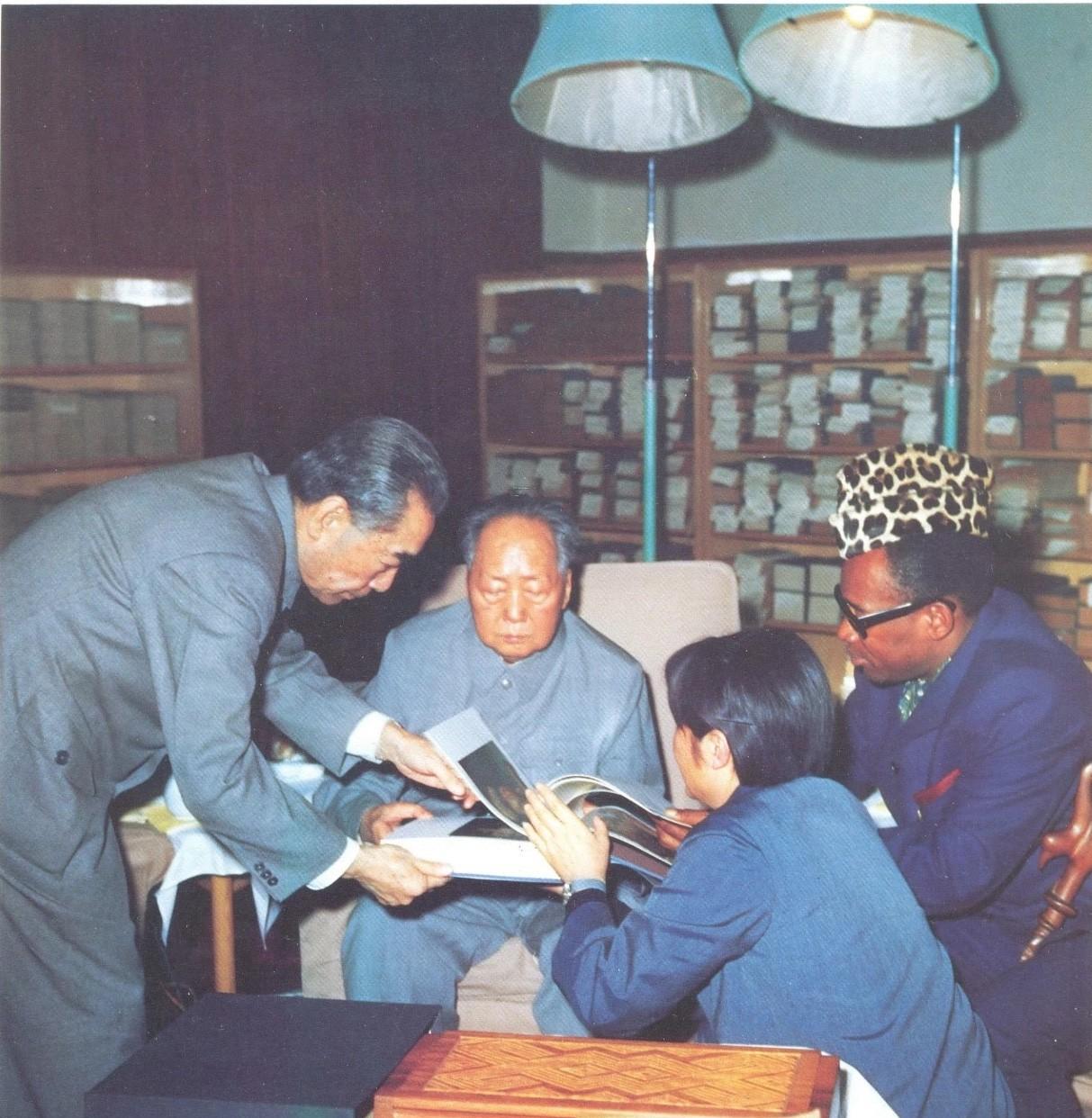 1973年1月13日，毛泽东主席﹑周恩来总理与扎伊尔共和国总统蒙博托一起观看画册