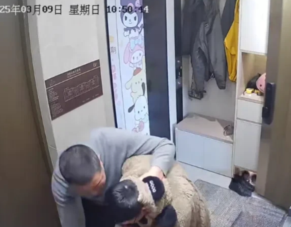 浙江，男子被邻居殴打无力还手时，12岁女儿勇敢站出来护住父亲，邻居看到孩子没有继