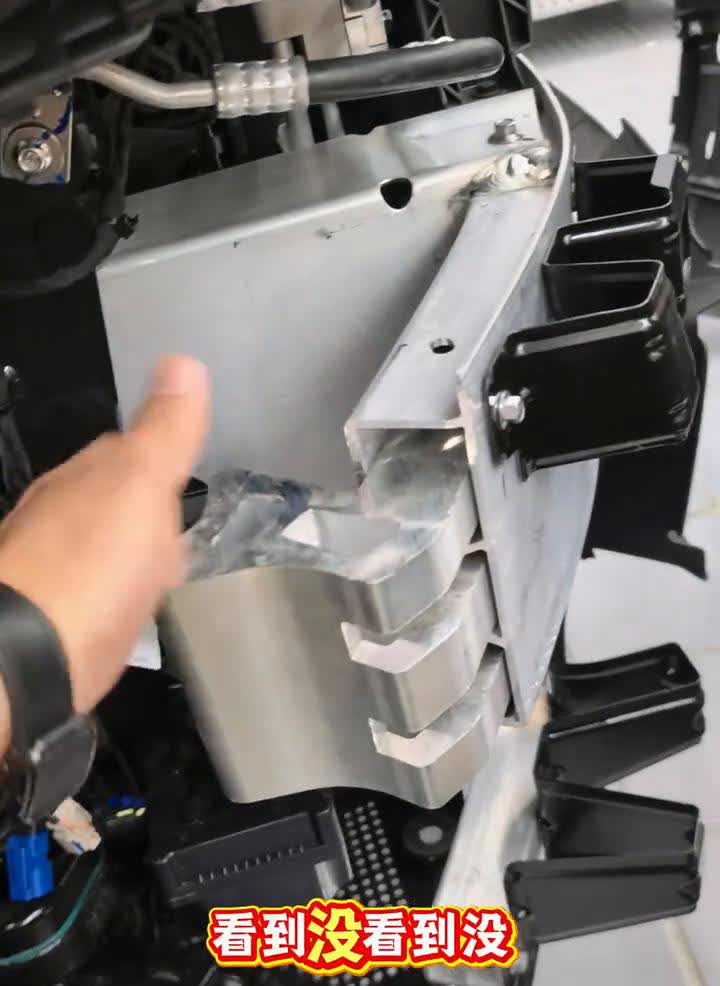 赛力斯求求你偷工减料吧，问界M8防撞梁用料太狠了。
给大家看看问界M8的前防撞