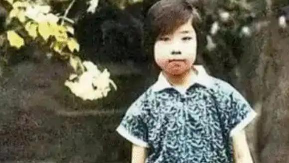 1928年，7岁的王光美身穿碎花裙子小皮鞋，漂亮时髦，从小就是个美人胚子