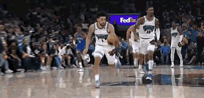 NBA季后赛和常规赛在对抗上区别有多大？看图说明。
常规赛正常打球，到了季后赛各