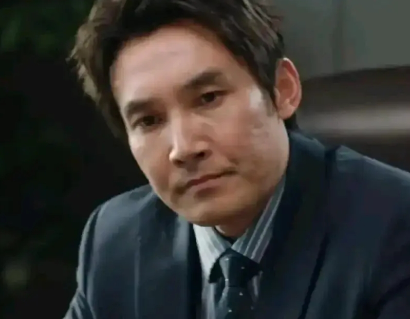 继续追剧《利剑.玫瑰》。

感觉此剧的好多剧情根本说不通。

一是跟甄妮要好的一