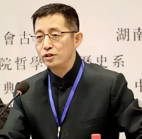“火葬必须取消！恢复土葬！”北大哲学系教授吴飞呼吁再次恢复土葬，把火葬给取消，而