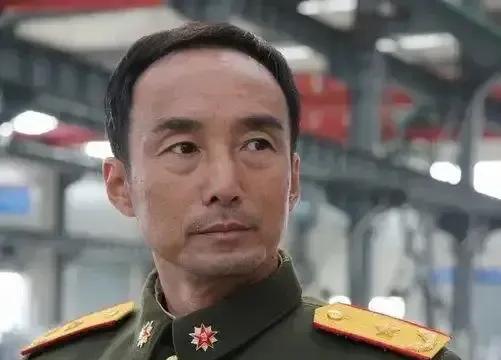 演员施京明的儿子一家定居国外，孙女从小说英语。为了能和孙女交流，这位年过半百的老