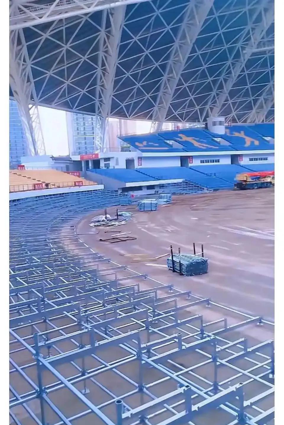 中国球迷未来有福了，南通把体育场变成足球场啦，直接在里面加1万个座位！
现在中国