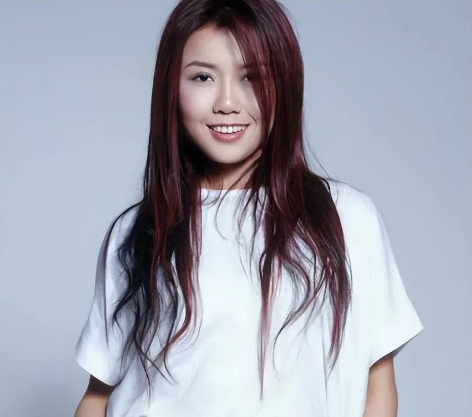 王蓉参加浪姐露了个脸就被淘汰，芒果台看人下菜，他们家超女永远第一。容祖儿，王心凌