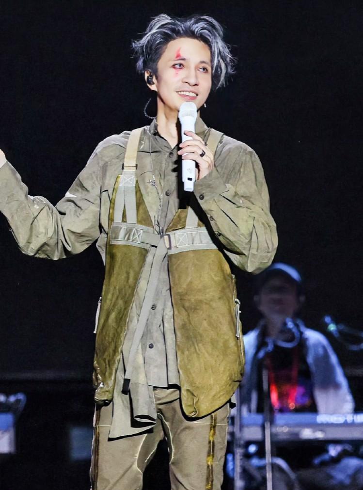近日，薛之谦“天外来物”巡演音乐节版彻底失控！他顶着暴雨赤脚开唱，白色衬衫秒变透