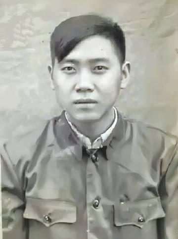 请您停留一秒钟！向英雄邱少云致敬🫡
这是邱少云生前的一张照片
邱少云9岁丧父、