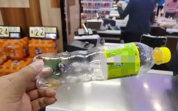 “干的漂亮！”四川，一名女子口渴，到超市拿了两瓶饮料，当场喝完 ，她拿着空饮料瓶