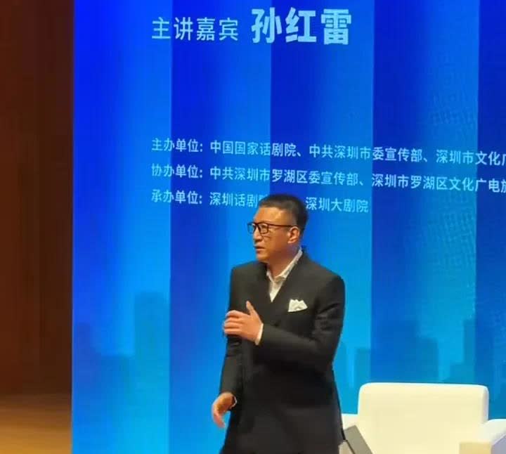 知道孙红雷——
为什么戴眼镜吗？
不是为了装斯文，也不是读书多，而是为了遮掩