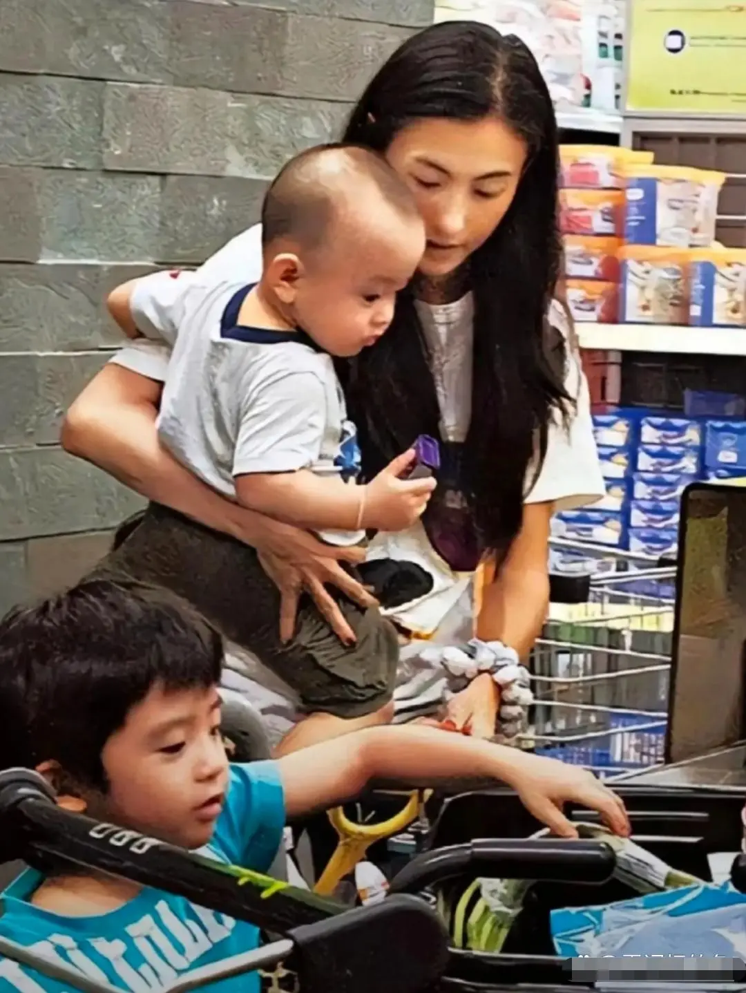 张柏芝不是带娃，就是在带娃的路上。