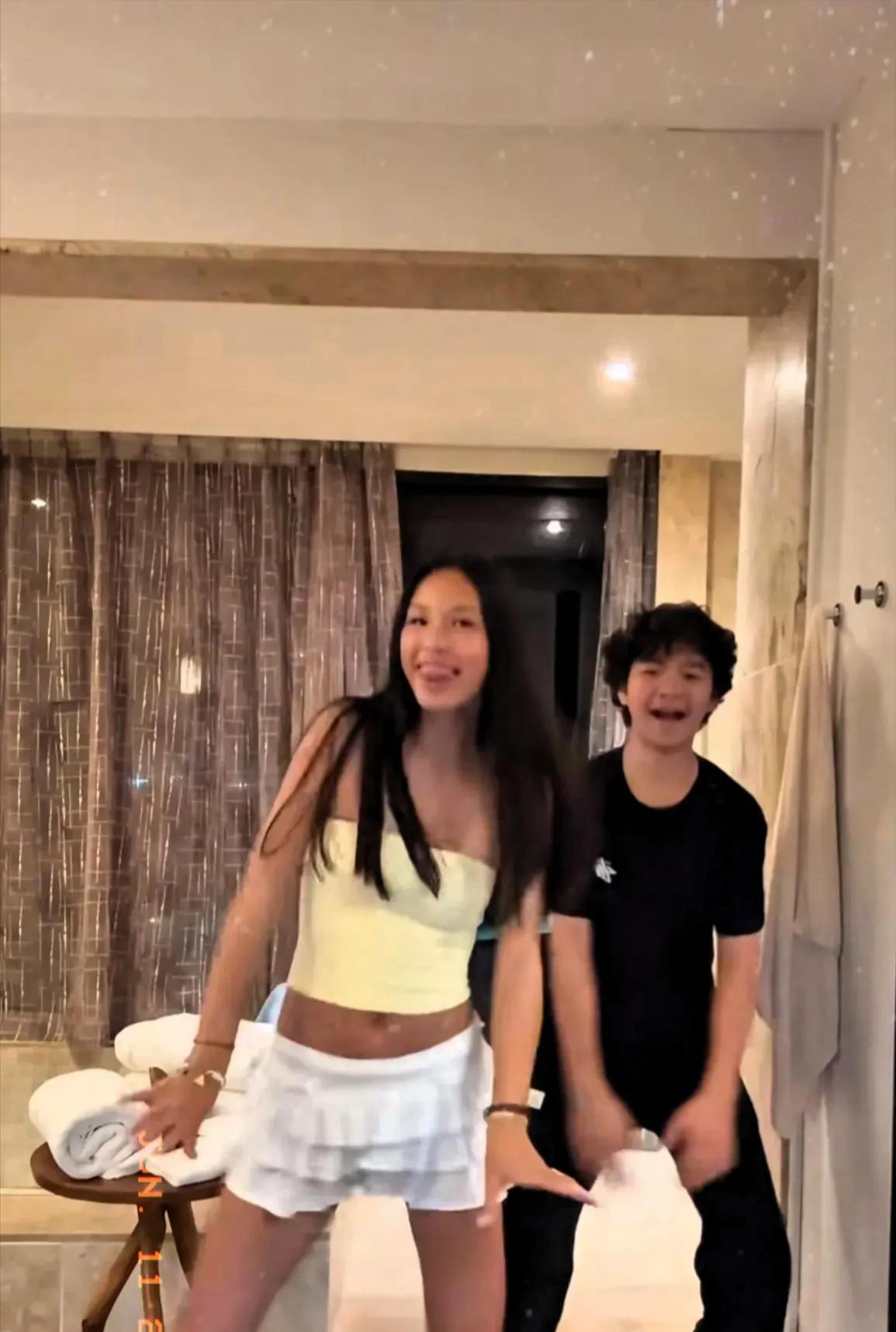 张庭多那颜值绝了
但是女儿又被网友骂，
结果还有不少人觉得她“活该”。
原来是小