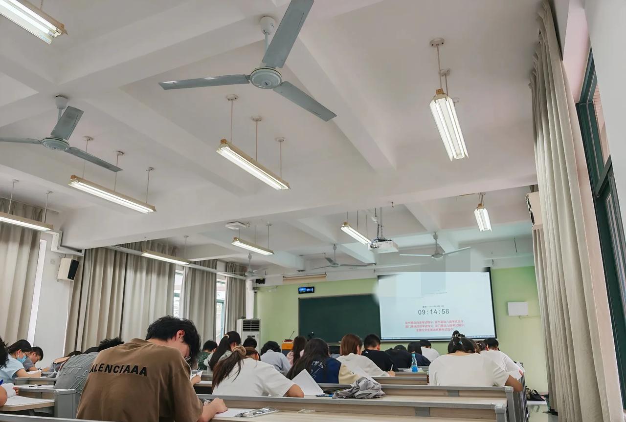 转眼又一学期
期末考试结束后，就是暑假了
大学老师的暑假更忙碌
基金，著作，论文