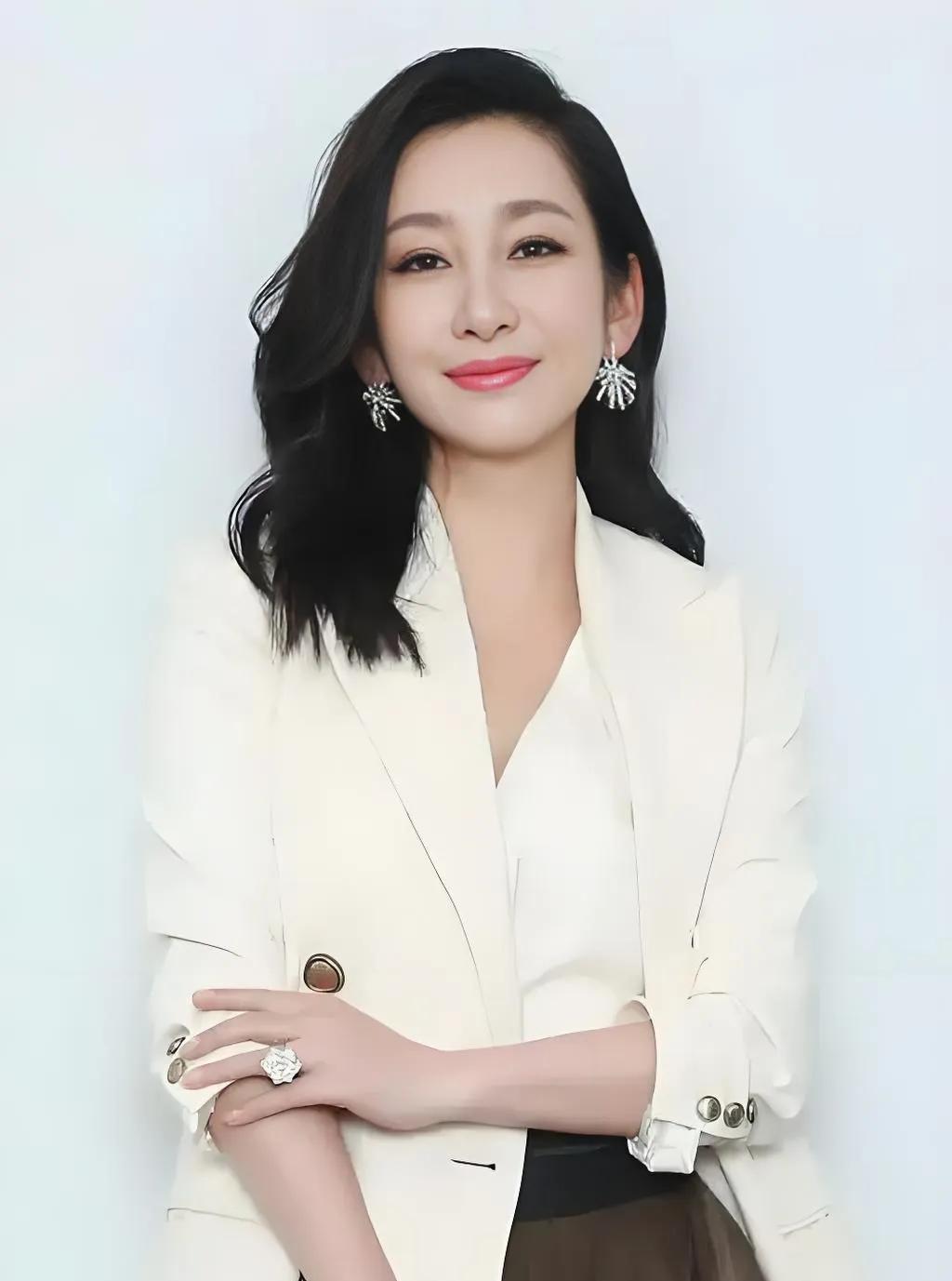秦海璐在家庭中展的是一个有担当的人，曾经她的婆婆接连遭受丧子、丧夫的沉重打击，当