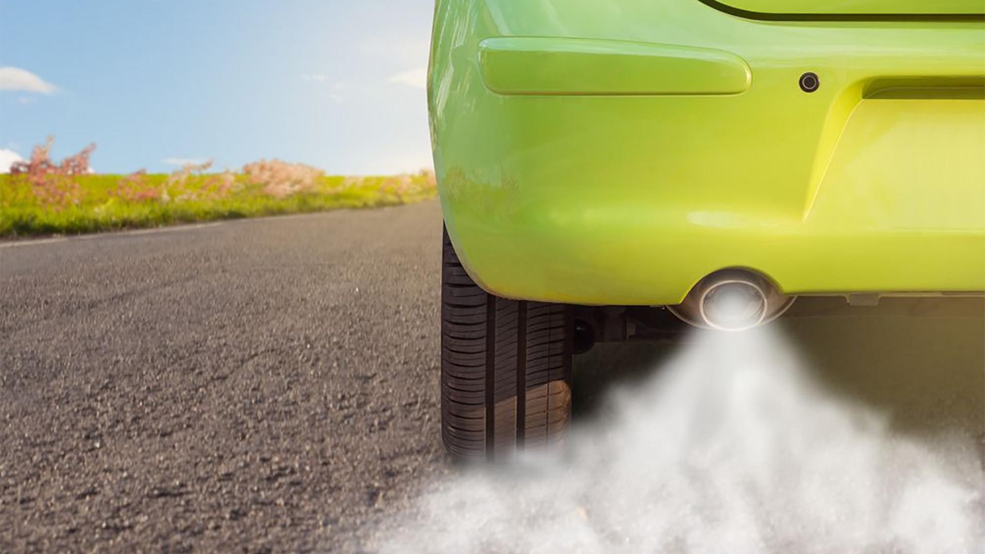 下雪天，有的车排气管冒白烟，有的不冒，这是什么原理？