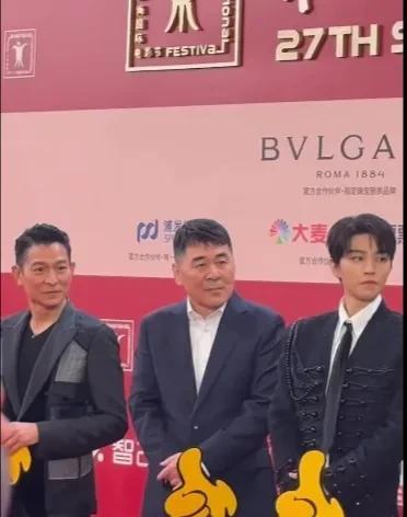 王俊凯同天王刘德华还有大胖橘陈建斌一同出席上海电影节，陈建斌站在C位，天王刘德华