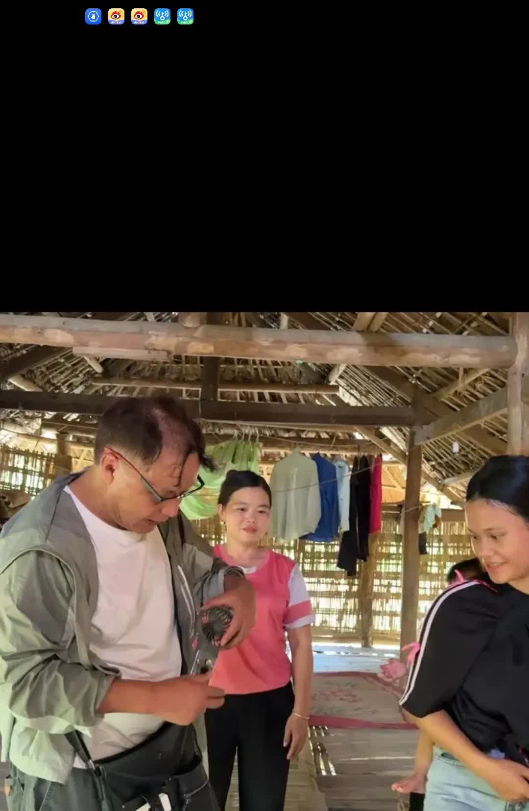 那个叫包哥的真的是无药可救了，他一边承认人家小燕子是他老婆。却一边又去约会其他的