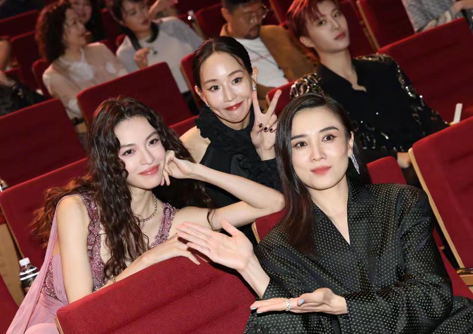 以为颁奖礼都是正襟危坐？电影之夜直接上演内娱大型社交现场！邓超冯小刚贴耳热聊，邓