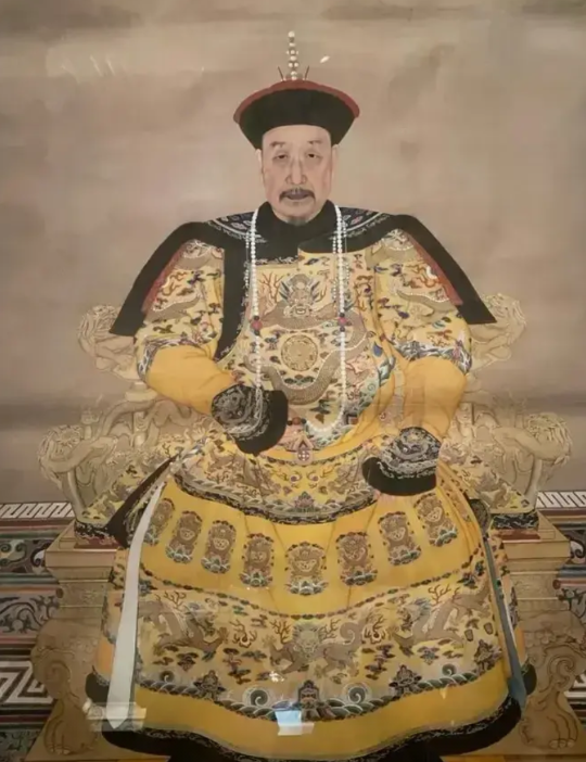 乾隆的精力到底有多旺盛呢？

阿哥们五点起床读书，乾隆四点半起床

军机处怕有事