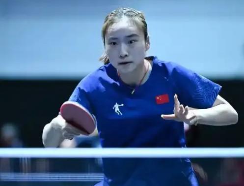 2025年大运会中国首金诞生，
女双韩菲儿/王晓彤4：0赢了杨屹韵/赵尚，
中国