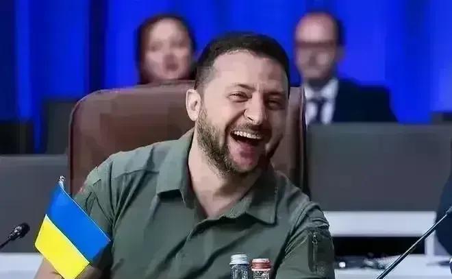 乌克兰总统泽连斯基一边向美国投降和美国签署矿产协议，一边诬陷我们向俄罗斯提供武器