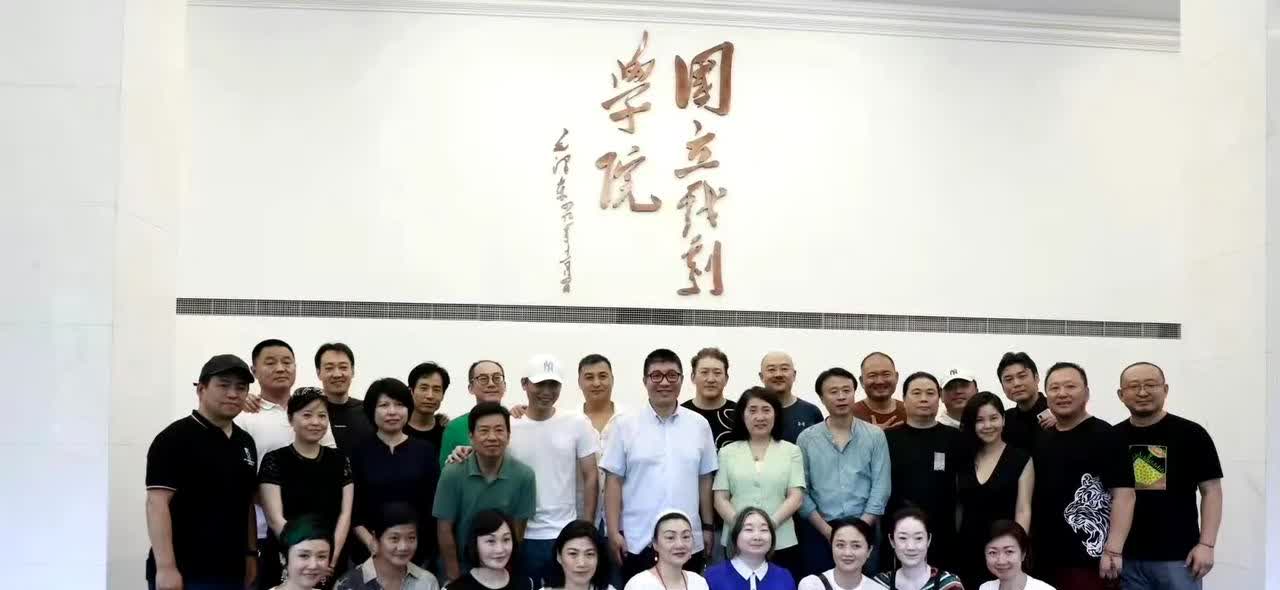朱媛媛抗癌第三年参加的同学聚会，明显安静温柔了许多，不似往年活泼好动。辛柏青、王
