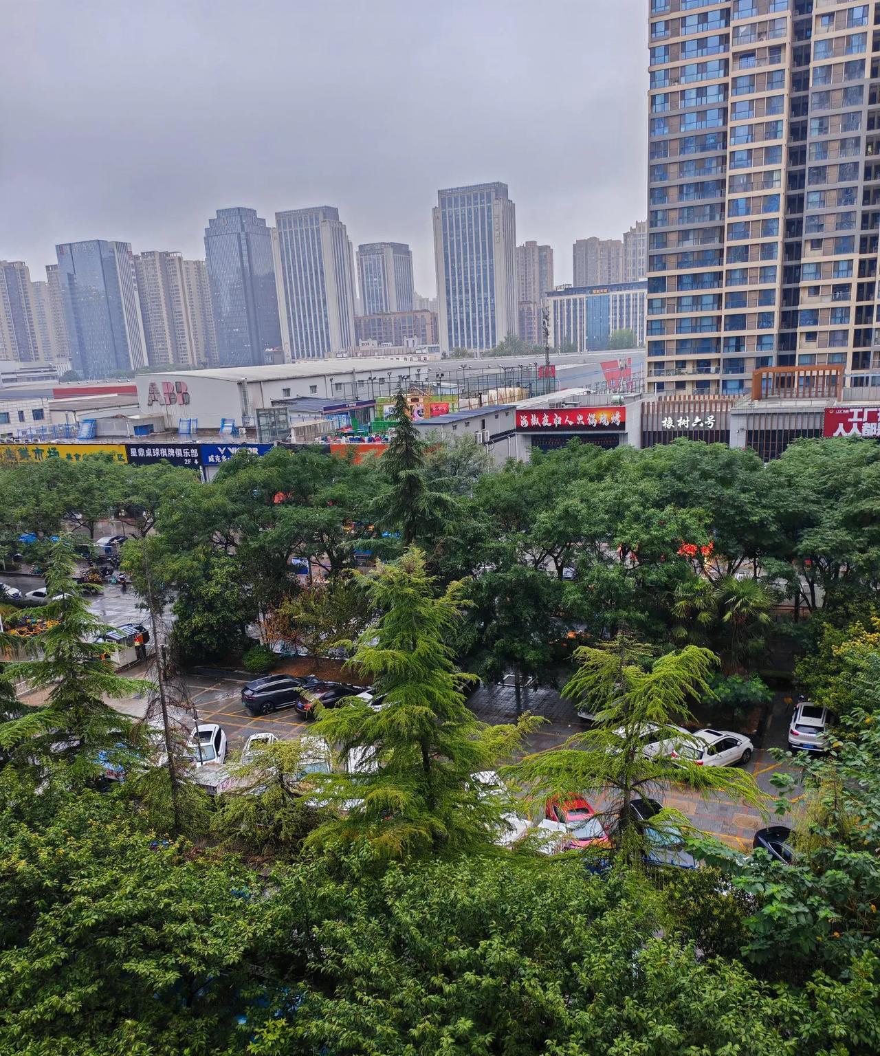 断崖式下降，西安早上六点气温下降到27℃了！
       昨天天气预报从上午开