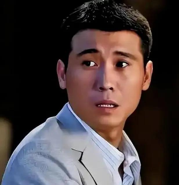 李乃文最近在综艺《五哈5》里又“闯祸”啦！在节目中听歌抢答时他偷藏对手话筒，被邓