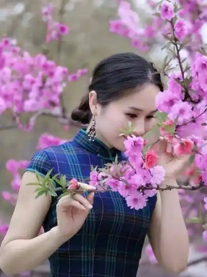 我寡居多年，已搬了两次新居。无论住哪个社区，邻居常问及丈夫的职业，为何从未见过他