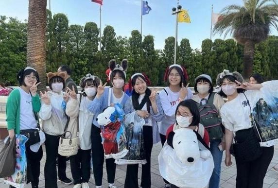 很多人不知道美国人在日本有多猖狂，29日，在日本京都进行集体旅行的13岁中国女中