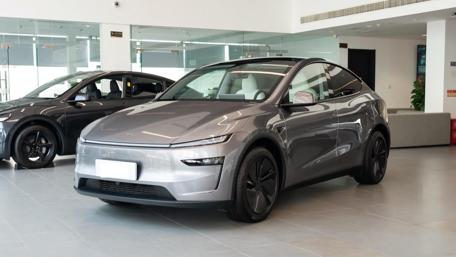 特斯拉全新大六座纯电SUV实车到店！轴距超三米，纯电续航750公里