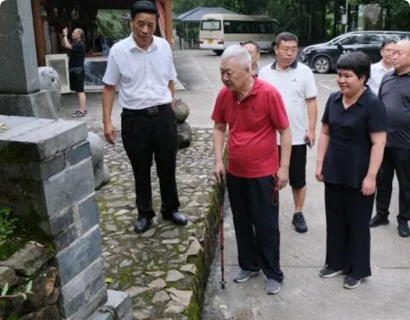 陈毅是开国元帅。
陈毅元帅的儿子陈丹淮将军近况照片：探访梅关古道。
陈丹淮将军来