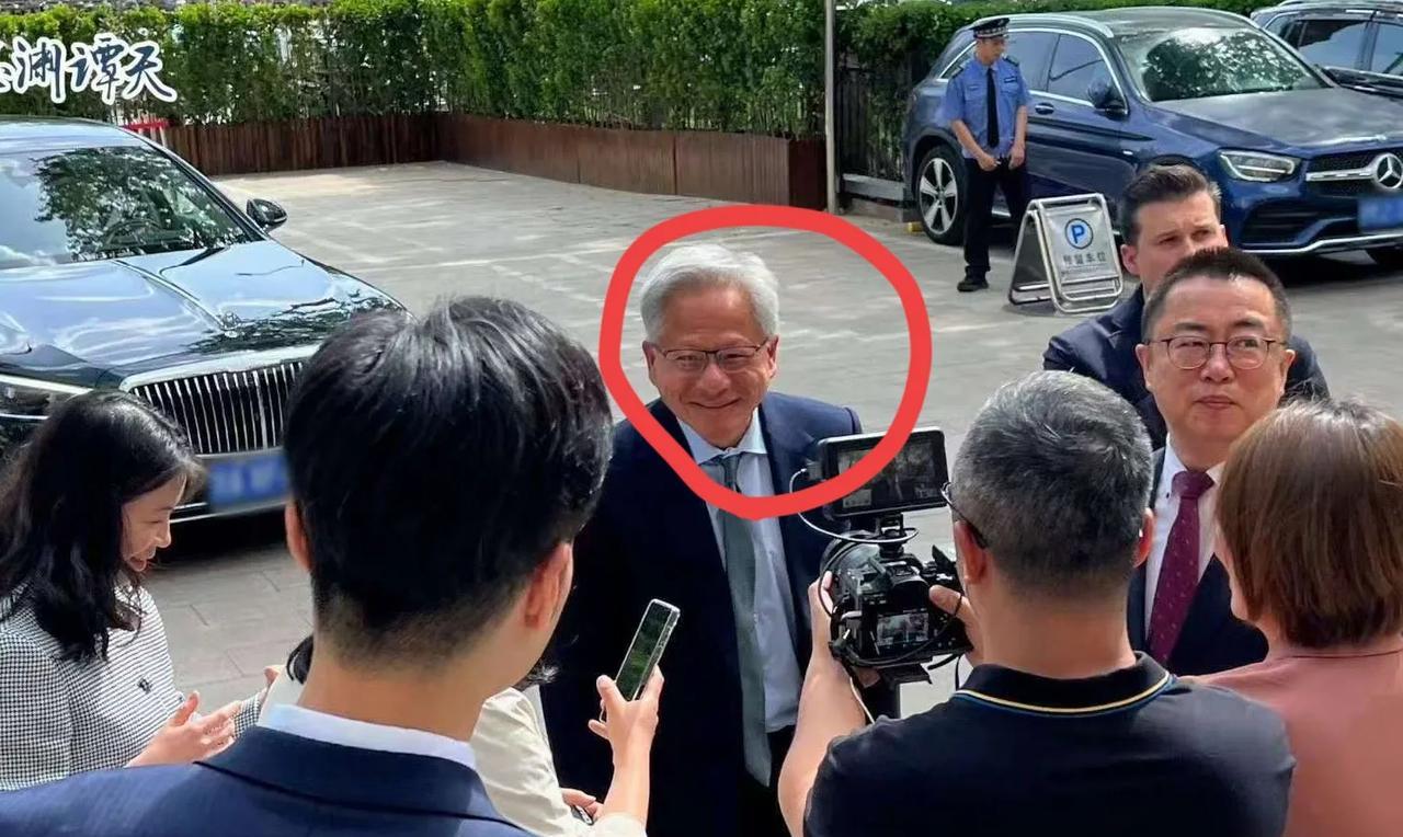 大家发现了没？
这次英伟达CEO黄仁勋来北京
皮衣没穿了，人也不狂了，更明显的是