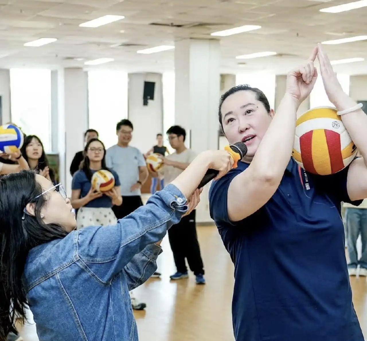 新华社报道：中国女排前国手、奥运冠军宋妮娜走进北京交通大学，与同学们进行分享交流