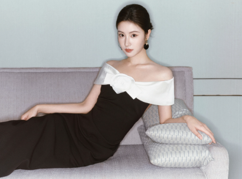 毛晓慧的这这一组黑白裙装，还是很可以的！