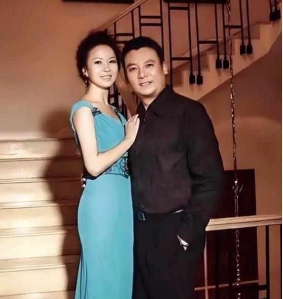 才知道他们原来是一对夫妻！男演员长相高大英俊，儒雅帅气，出道多年虽不温不火的，但