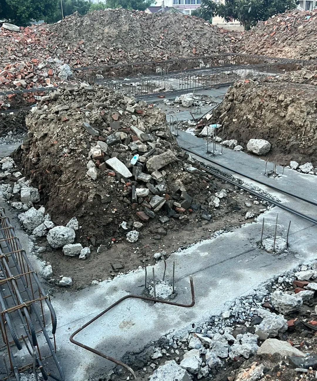 村里2个邻居同时建房，
一个做的是桩基础，搭配地梁，
另一个做了满堂红基础[捂脸