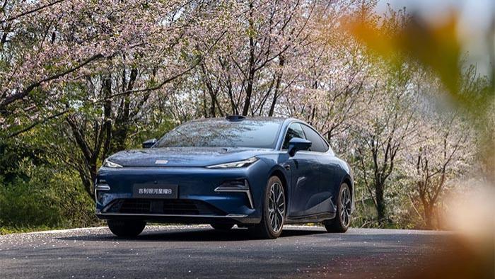 比亚迪汉遭遇最强背刺！吉利星耀8油耗3.36L，立省4万该买谁？