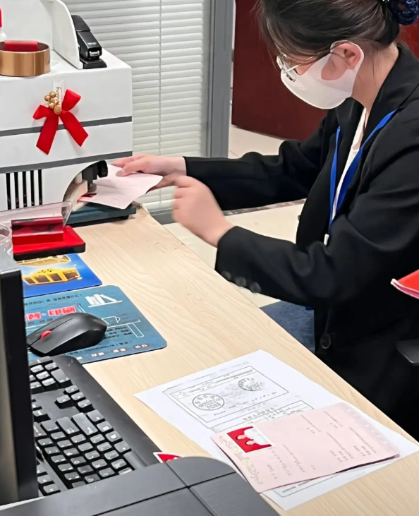 我男闺蜜要买车还差12万多，我就把我自己存的15万给了他，我男朋友知道后，直接把
