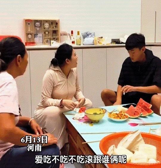 解释不清了！近日河南，儿媳当着公婆面和丈夫吵架，丈夫拿酒瓶砸妻子头部，酒瓶瞬间碎