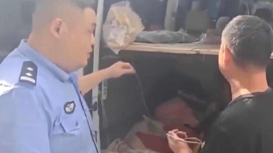 丧心病狂！司机为 300 元竟把孩子塞后备箱，良心何在？