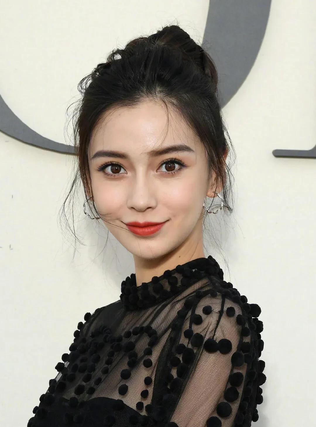 杨颖能在娱乐圈站稳脚跟真不是运气！
13岁孤身闯荡香港当模特，每天睡三四个小时赶