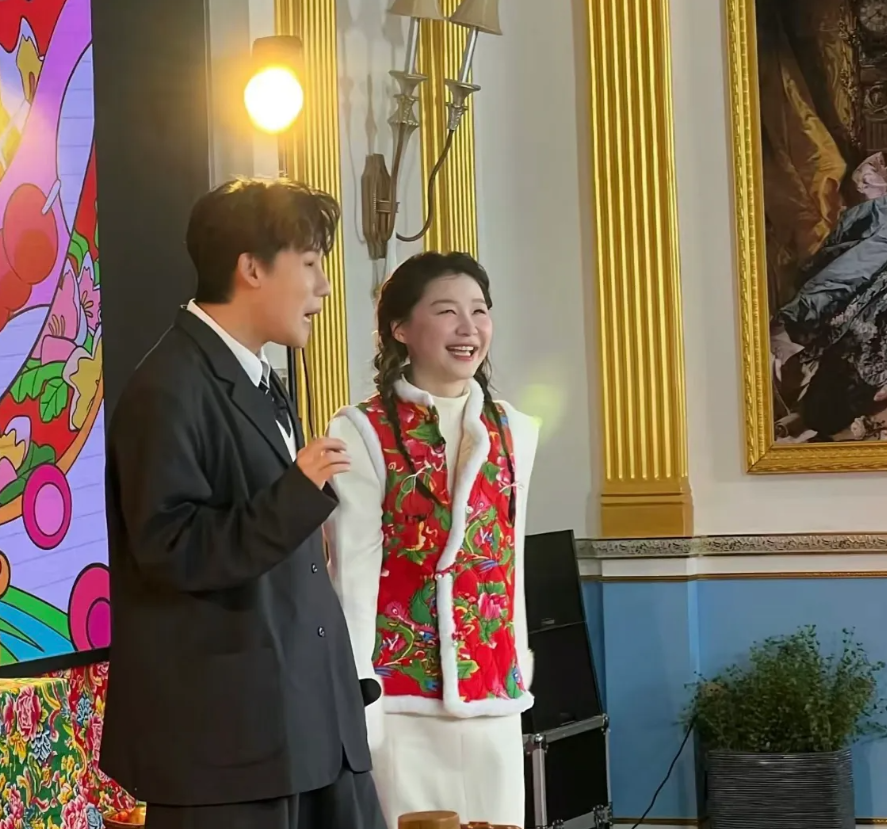哈尔滨偶遇金靖刘维，金靖本人挺好看的皮肤很白，笑眼弯弯长得很喜庆，很搞笑很会带动