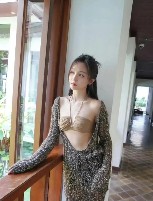 要说浪姐6有个隐形富婆，一双袜子都要1600的限量版，出门1秒钟劳斯莱斯就出现在